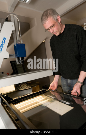 Archivista della Biblioteca Nazionale del Galles Aberystwyth eseguendo la scansione di un documento come parte della libreria s programma di digitalizzazione, REGNO UNITO Foto Stock