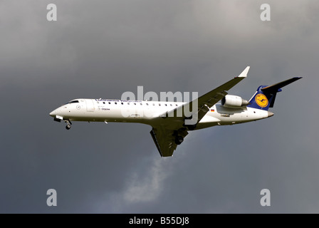 Regionale Lufthansa CityLine Bombardier CRJ700 aerei di atterraggio all'Aeroporto Internazionale di Birmingham, Regno Unito Foto Stock