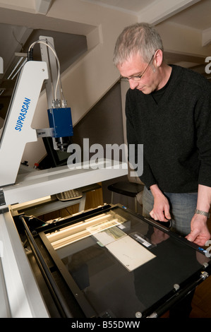 Archivista della Biblioteca Nazionale del Galles Aberystwyth eseguendo la scansione di un documento come parte della libreria s programma di digitalizzazione, REGNO UNITO Foto Stock