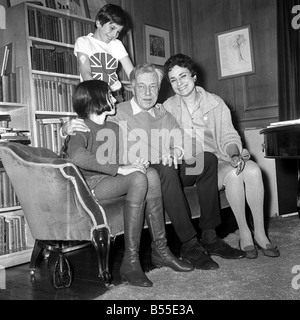 Signor Cecil Day Lewis è denominato come il poeta laureato OPS lui a casa sua con la moglie attrice Jill Balcon e figlia Tamsin 14 e figlio Daniel 10 Y17 Gennaio 1968 Foto Stock