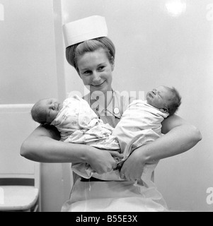 L'infermiera Anne Stewart con la prima neonati dell'anno presso il Queen Charlotte s hospital Gennaio 1968 Y04 Foto Stock