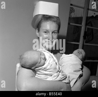 L'infermiera Anne Stewart con la prima neonati dell'anno presso il Queen Charlotte s hospital Gennaio 1968 Y04 Foto Stock