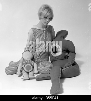 Modello di donna con cuscini a forma di uomo e bambino Gennaio 1968 Y5 infermiera Anne Stewart con la prima neonati dell'anno presso il Queen Charlotte s hospital Gennaio 1968 Y04 Foto Stock