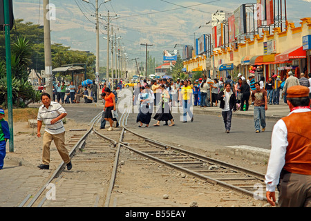 Veiw dal Chaski Antawa (Messenger treno), la città di Ibarra, Ecuador - guardando verso il vulcano Imbabura Foto Stock