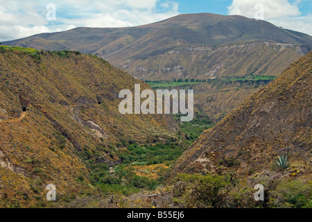 Canyon e gallerie, sulla rotta del chaski Antawa (Messenger treno), Ecuador Foto Stock