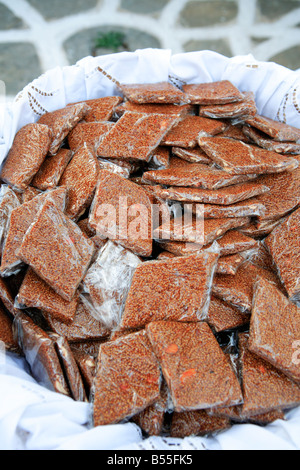 Grecia CICLADI sikinos un paniere di pasteli che verrà consegnata dopo un battesimo Foto Stock