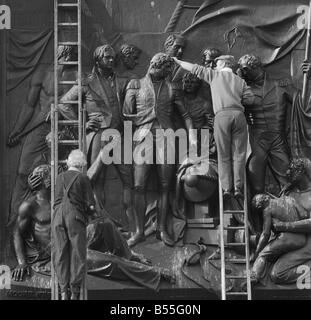 Pulizia di Nelson Colonna s Trafalgar Square Londra ottobre 1977 i piccioni in Trafalgar Square ha dovuto posatoio da qualche altra parte questa mattina quando Nelson è stato dato il suo annuale e lavaggio fino a spazzola per la Trafalgar cerimonia della giornata gli operai lavato e strofinate una lacrime pollina da quattro scene di battaglia che mostra Nelson alla base della colonna Foto Stock