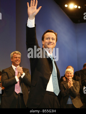 Il leader dei conservatori David Cameron prende gli applausi dei delegati dopo il suo intervento al 2007 Congresso del Partito Conservatore di Blackpool Foto Stock