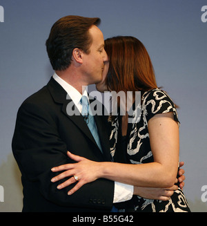 Il leader dei conservatori David Cameron con la moglie Samantha prende gli applausi dei delegati dopo il suo intervento al 2007 Congresso del Partito Conservatore di Blackpool Foto Stock