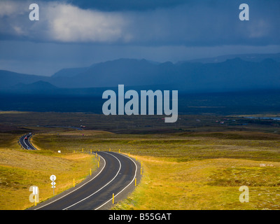 Distanti tempesta di pioggia oltre il parco nazionale di Þingvellir Suðurland Islanda Foto Stock