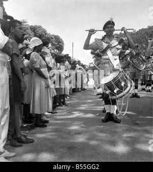 Soldati britannici marciando in Georgetown, Guiana britannica guardato da cittadini locali. Le truppe sono state inviate per la calma di una grave crisi costituzionale whaich sorse in seguito alla elezione di quest'anno. • Ottobre 1953 ;D6229-001 Foto Stock