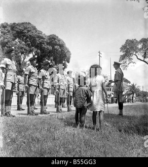 Soldati britannici marciando in Georgetown, Guiana britannica guardato da cittadini locali. Le truppe sono state inviate per la calma di una grave crisi costituzionale whaich sorse in seguito alla elezione di quest'anno. • Ottobre 1953 ;D6229-002 Foto Stock