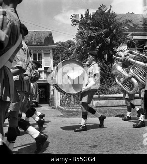 Soldati britannici marciando in Georgetown, Guiana britannica guardato da cittadini locali. Le truppe sono state inviate per la calma di una grave crisi costituzionale whaich sorse in seguito alla elezione di quest'anno. • Ottobre 1953 ;D6229-003 Foto Stock