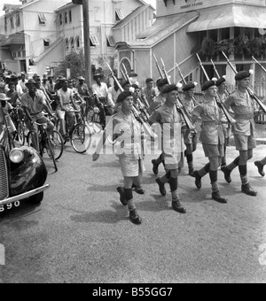 Soldati britannici marciando in Georgetown, Guiana britannica guardato da cittadini locali. Le truppe sono state inviate per la calma di una grave crisi costituzionale whaich sorse in seguito alla elezione di quest'anno. • Ottobre 1953 ;D6229-005 Foto Stock