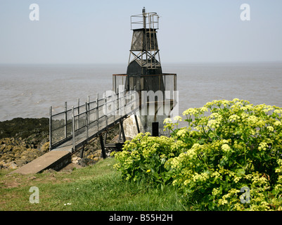 Piccolo faro di luce il punto di batteria a Portishead in Severn Estuary Foto Stock