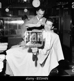 Barber Shop: Michael Holliday avente taglio capelli a Ronnies di Streatham. Sidney Hayman, di 45 anni, dei pullman corte, Streatham, era Foto Stock