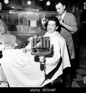 Barber Shop: Michael Holliday avente taglio capelli a Ronnies di Streatham. Sidney Hayman, di 45 anni, dei pullman corte, Streatham, era Foto Stock