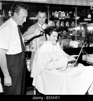 Barber Shop: Michael Holliday avente taglio capelli a Ronnies di Streatham. Sidney Hayman, di 45 anni, dei pullman corte, Streatham, era Foto Stock