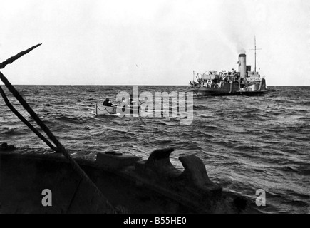 La flotta di pesca aiuta il Navy.. Una buona volta merita un altro e qui si vede una piccola imbarcazione lasciando minesweeper nel Mare del Nord sulla strada per la pesca a strascico di accettare alcune ceste di pesce per l'equipaggio. Basta un po' di apprezzamento per gli uomini che spazzano via le mine vaganti e rendere il Mare del Nord più sicura per la loro pesca co-lleagues. Maggio 1942 P012229 Foto Stock