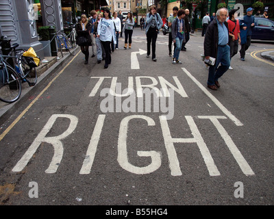 Girare a destra cartello sulla strada con raccolta di media londinesi London REGNO UNITO Foto Stock