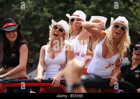 Ragazze godendo la street parade, Tamworth Country Music Festival Foto Stock