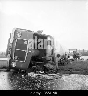 Trasporti incidenti stradali: Tanker capovolto su un18 Scunthorpe. Gli ufficiali di sicurezza verificare il carico di Acrylonitrite-altamente inquinata funes. Dicembre 1969 Z11901-002 Foto Stock