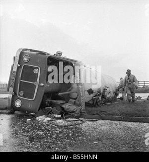 Trasporti incidenti stradali: Tanker capovolto su un18 Scunthorpe. Gli ufficiali di sicurezza verificare il carico di Acrylonitrite-altamente inquinata funes. Dicembre 1969 Z11901 Foto Stock