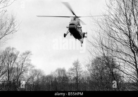 Queste pattuglie di confine sono percorse da un distacco di 72 Squedron della R.A.F., normalmente in base a Odiham in Hampshire. In Ulster sono in volo dalla base di R.A.F. Aldegrove a. Essi utilizzano Wessex elicotteri per le pattuglie, e anche altri ruoli a sostegno dell'esercito, spostamento VIP e truppe, mail funziona, ecc. Uno del Wessex elicotteri del 72 squadrone di pattuglia. Dicembre 1969 Z11929-002 Foto Stock