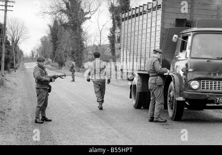 Queste pattuglie di confine sono percorse da un distacco di 72 Squedron della R.A.F., normalmente in base a Odiham in Hampshire. In Ulster sono in volo dalla base di R.A.F. Aldegrove a. Essi utilizzano Wessex elicotteri per le pattuglie, e anche altri ruoli a sostegno dell'esercito, spostamento VIP e truppe, mail funziona, ecc. P/O Wray e i suoi uomini cerca il furgone e anche (13) di un autocarro che è venuto lungo mentre il blocco stradale è stato impostato. Dicembre 1969 Z11929-003 Foto Stock