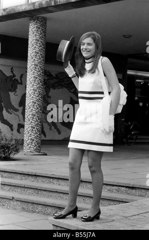 Uniforme di Expo '70 Hostess: in mostra al pubblico per la prima volta oggi, era l'uniforme per essere indossato da sei britannici e 14 hostess giapponese impiegato sulla guida e scorta dei dazi nel Padiglione Britannico all'Expo '70 che si apre a Osaka, Giappone nel marzo. Gli abiti e gli accessori sono stati scelti da Marks & Spencer è San Michele gamma per la prossima primavera. La modellizzazione della uniforme per la stampa, è stato 20 anni e Miss Lydia V. Parry uno del British hostess. Dicembre 1969 Z12211 Foto Stock