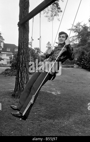 Engelbert Humperdinck è di nuovo a casa a San Gerorge 'Hill', Weybridge giocando sulle altalene al fondo del giardino. Dicembre 1969 Foto Stock