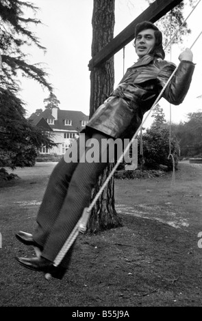 Engelbert Humperdinck è di nuovo a casa a San Gerorge 'Hill', Weybridge giocando sulle altalene al fondo del giardino. Dicembre 1969 Foto Stock