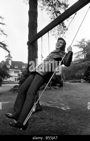 Engelbert Humperdinck è di nuovo a casa a San Gerorge 'Hill', Weybridge giocando sulle altalene al fondo del giardino. Dicembre 1969 Foto Stock