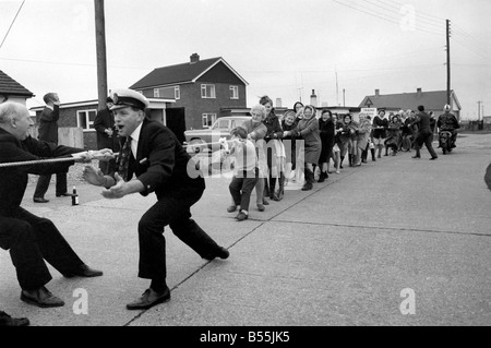 Il rimorchiatore ANNUALE O' guerra battaglia dei sessi ha avuto luogo ieri al di fuori il pilota Pub di Dungeness. ;Verso l'alto di 100 persone avvengono in questo gli uomini contro le donne, senza esclusione di colpi contest. Le donne hanno conquistato questo anni contest (la settima) vincendo due tira fuori tre. Arbitro era Frank Paine, 32, meccanico dell'Mabel Holland, Dungeness vita- barca. ;Dicembre 1969 ;Z12415-001 Foto Stock