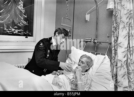 Il lavoro di volontariato negli ospedali. 15 enne Robert Newport aiutando l'infermiera in carica di Ward 3 a East Birmingham Hospital ;infermiera Margaret Flaherty per assistere ai bisogni del paziente il Sig. David Austin. ;Dicembre 1969 ;Z12495-001 Foto Stock