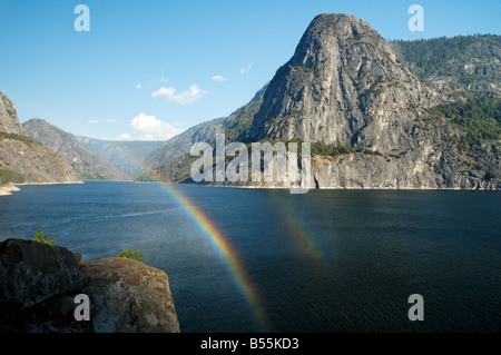 Rainbow su Wapama Falls a Hetch Hetchy serbatoio Foto Stock