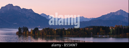 La luce del mattino su Forggensee e montagne Allgäu, Baviera, Germania Foto Stock