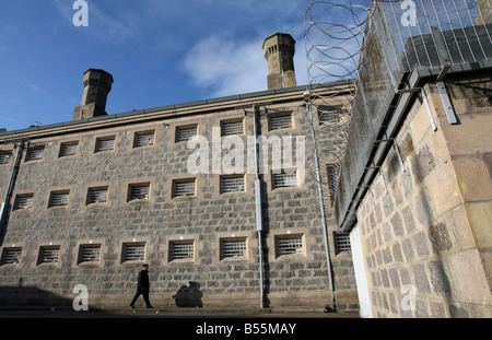 Funzionario delle carceri a piedi al di fuori di prigione Craiginches nella città di Aberdeen, Scozia, Regno Unito Foto Stock