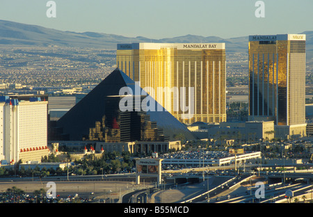 Vista dal Casino Rio Suites Voodoo Lounge al casinò di Luxor e Mandalay Bay di Las Vegas Nevada USA Foto Stock