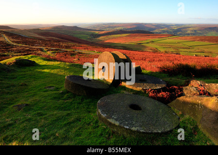 Sole di prima mattina in autunno sulle macine sotto Stanage Edge vicino, Hathersage, Derbyshire, Peak District National Park, Inghilterra, Regno Unito. Foto Stock