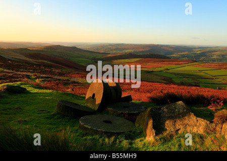 La mattina presto sole autunnale sui palmenti sotto bordo Stanage Hathersage Derbyshire England Regno Unito Foto Stock