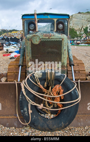 Hastings, East Sussex, Inghilterra, Regno Unito. Vecchio bulldozer sulla spiaggia utilizzati per la movimentazione di ghiaia Foto Stock