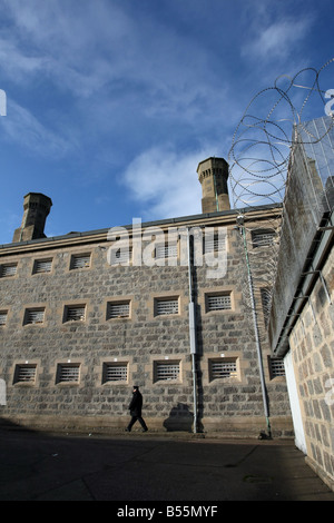 Funzionario delle carceri a piedi al di fuori di prigione Craiginches nella città di Aberdeen, Scozia, Regno Unito Foto Stock