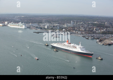 Queen Elisabeth 2, QE2, rivestimento, crociera lascia Southampton per la sua ultima crociera. Foto Stock