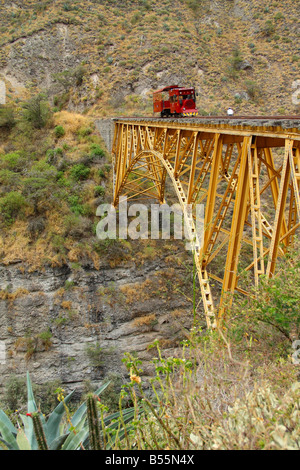 Chaski Antawa (Messenger Treno) attraversando il ponte, Ecuador Foto Stock