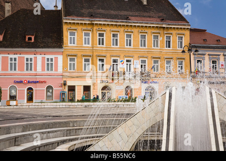 Brasov Transilvania Romania Europa Fontana in area pedonale per Piazza del Consiglio Piata Sfatului nel centro medievale della città Foto Stock