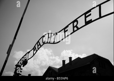 Il famigerato scrivendo "Arbeit macht frei" (="lavoro porta libertà') oltre il cancello di ingresso nell'ex campo di concentramento di Auschwitz Foto Stock