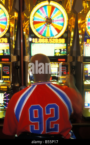 Il giocatore a una slot machine di Casino MGM Grand in Las Vegas Nevada USA Foto Stock