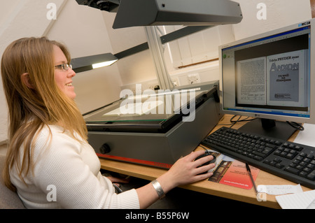 Donna archivista, Biblioteca Nazionale del Galles Aberystwyth scansione documento come parte della biblioteca s programma di digitalizzazione REGNO UNITO Foto Stock