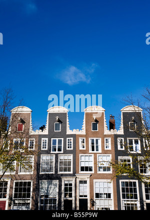 Dettaglio dei caratteristici tetti a spiovente sulle vecchie case storiche in Amsterdam Paesi Bassi 2008 Foto Stock